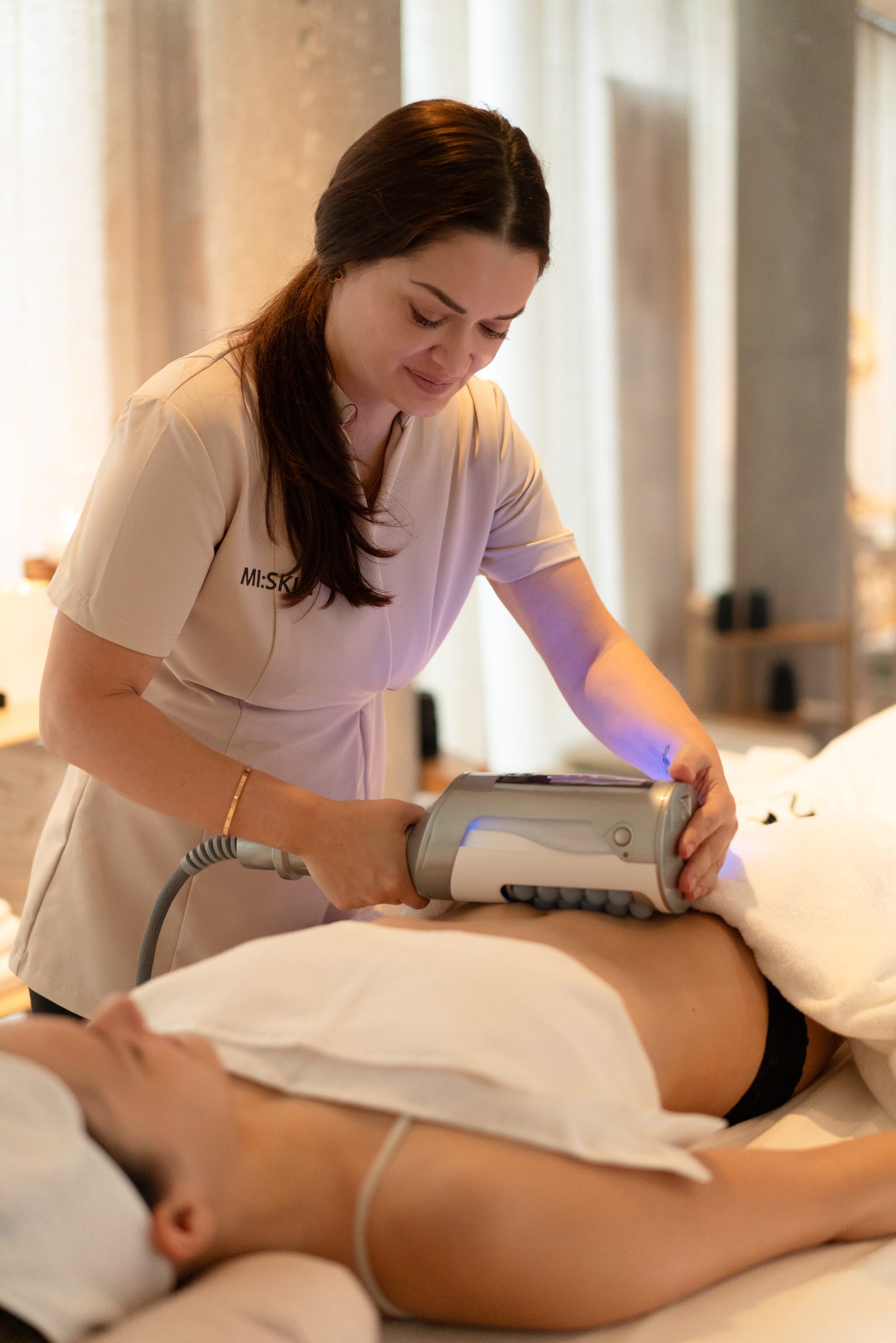 Ein Behandlungsritual in der Ruhe des MI:SKIN Sanctuary